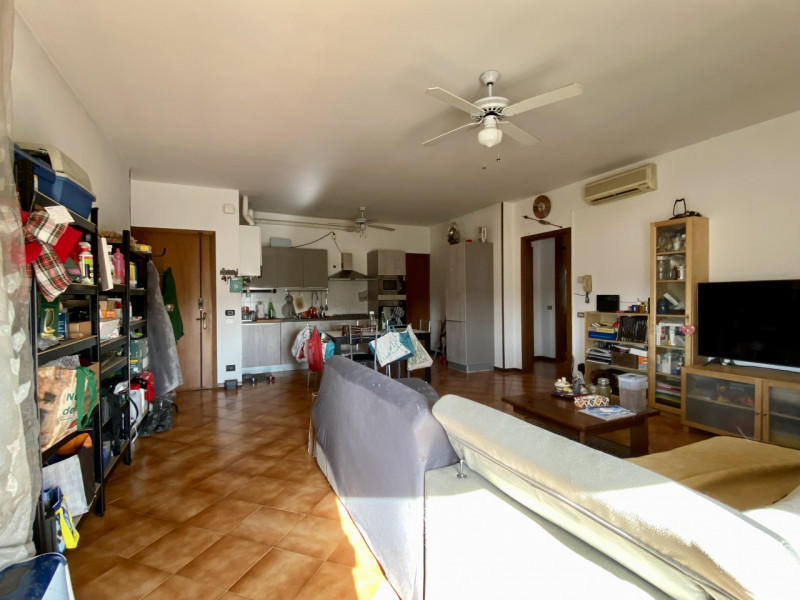 Proponiamo in vendita a Lerino, in un contesto residenziale tranquillo e ben abitato, un ampio e ...