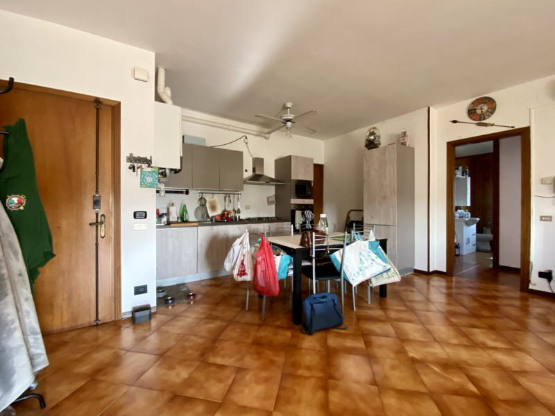 Proponiamo in vendita a Lerino, in un contesto residenziale tranquillo e ben abitato, un ampio e ...