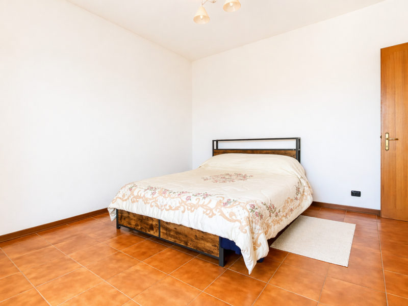 Proponiamo in vendita a Lerino, in un contesto residenziale tranquillo e ben abitato, un ampio e ...