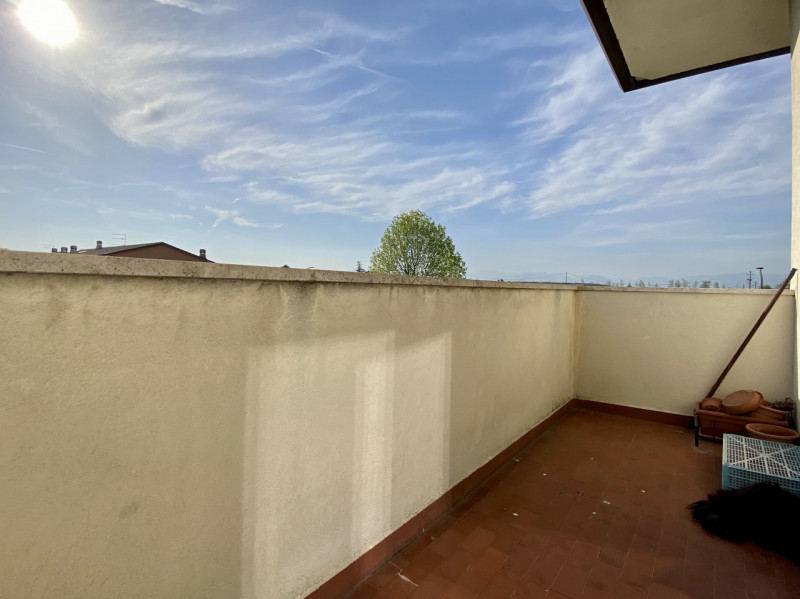 Proponiamo in vendita a Lerino, in un contesto residenziale tranquillo e ben abitato, un ampio e ...