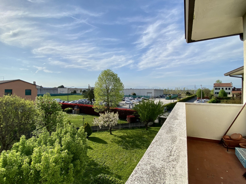 Proponiamo in vendita a Lerino, in un contesto residenziale tranquillo e ben abitato, un ampio e ...