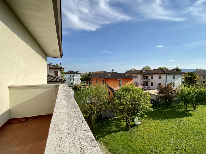 Proponiamo in vendita a Lerino, in un contesto residenziale tranquillo e ben abitato, un ampio e ...