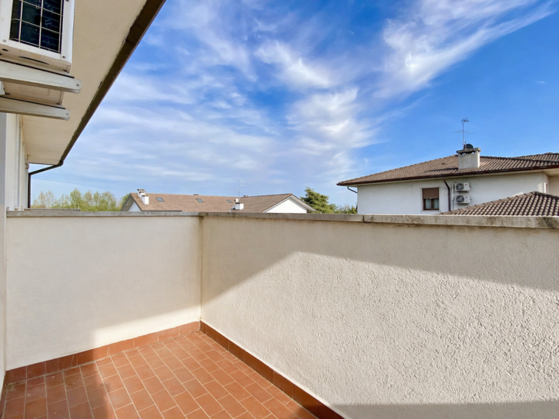 Proponiamo in vendita a Lerino, in un contesto residenziale tranquillo e ben abitato, un ampio e ...