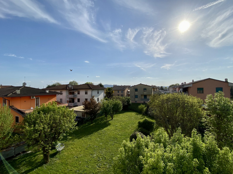 Proponiamo in vendita a Lerino, in un contesto residenziale tranquillo e ben abitato, un ampio e ...