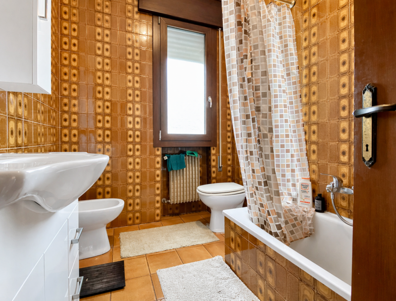 Proponiamo in vendita a Lerino, in un contesto residenziale tranquillo e ben abitato, un ampio e ...