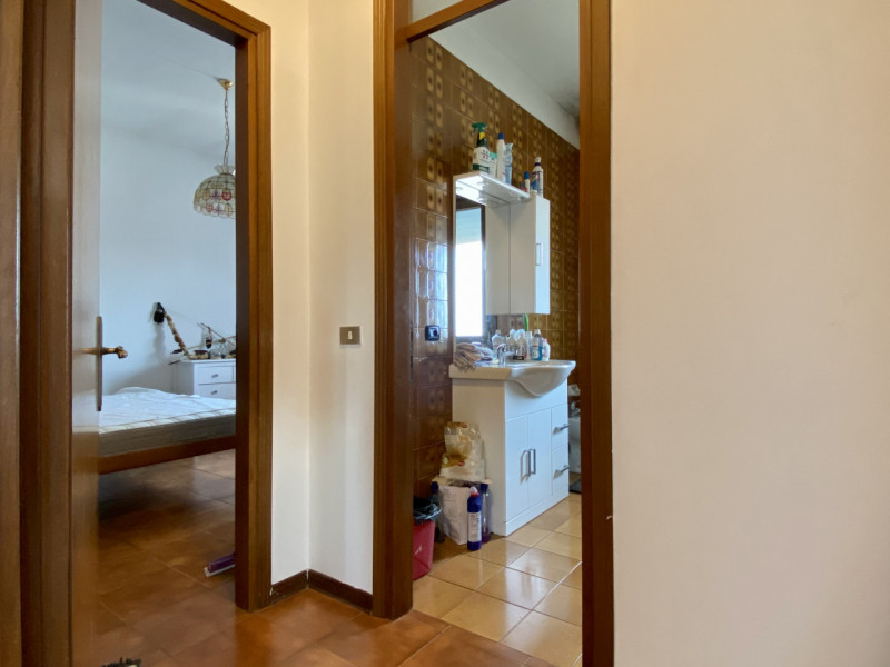 Proponiamo in vendita a Lerino, in un contesto residenziale tranquillo e ben abitato, un ampio e ...