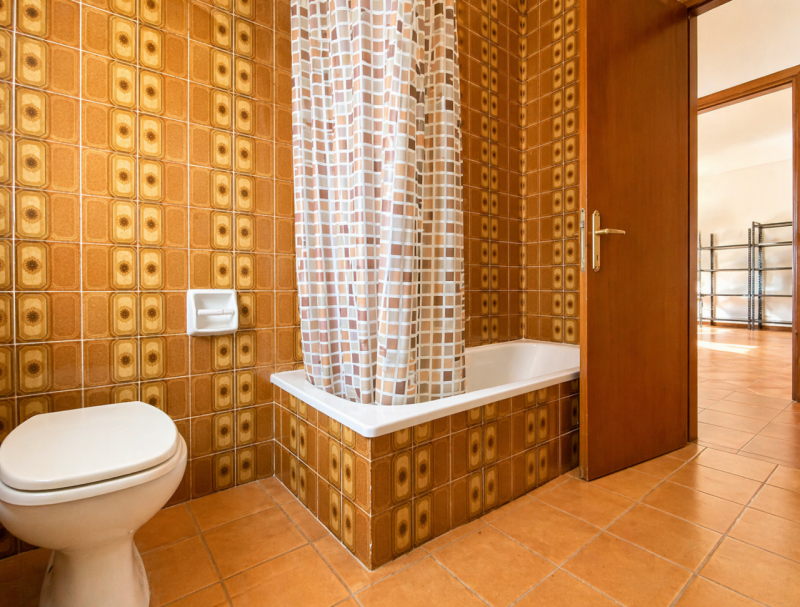 Proponiamo in vendita a Lerino, in un contesto residenziale tranquillo e ben abitato, un ampio e ...