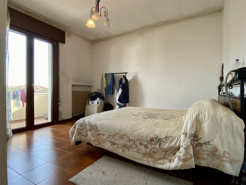 Proponiamo in vendita a Lerino, in un contesto residenziale tranquillo e ben abitato, un ampio e ...