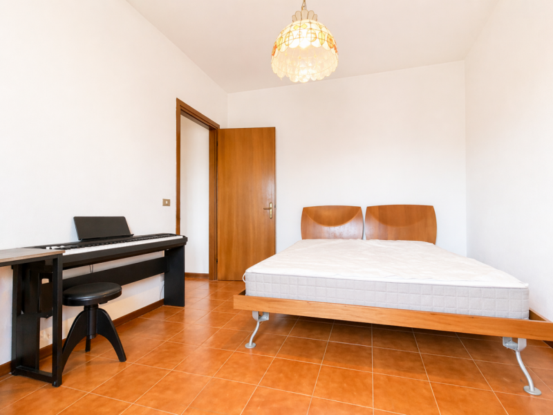 Proponiamo in vendita a Lerino, in un contesto residenziale tranquillo e ben abitato, un ampio e ...