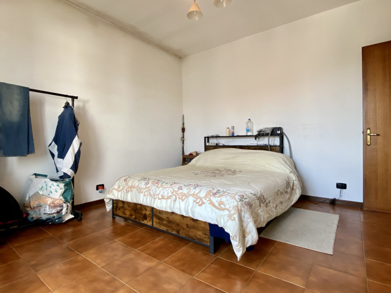 Proponiamo in vendita a Lerino, in un contesto residenziale tranquillo e ben abitato, un ampio e ...