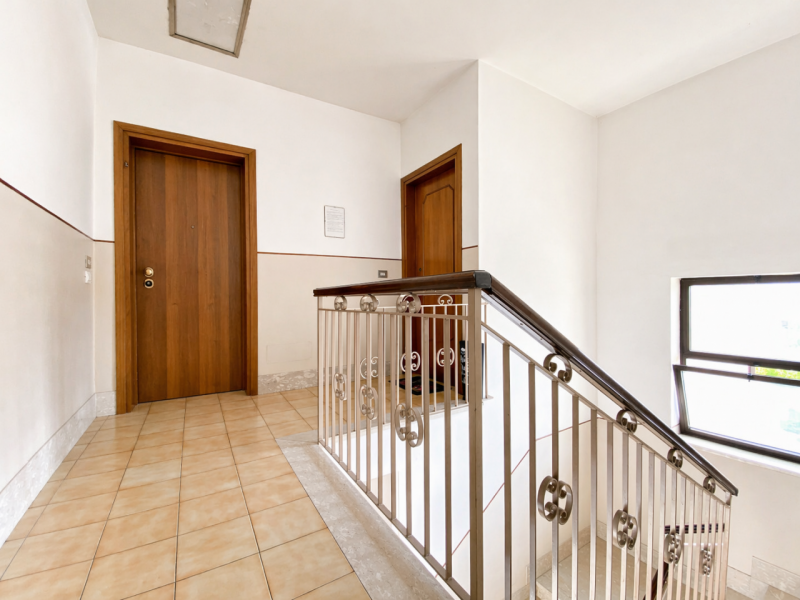 Proponiamo in vendita a Lerino, in un contesto residenziale tranquillo e ben abitato, un ampio e ...