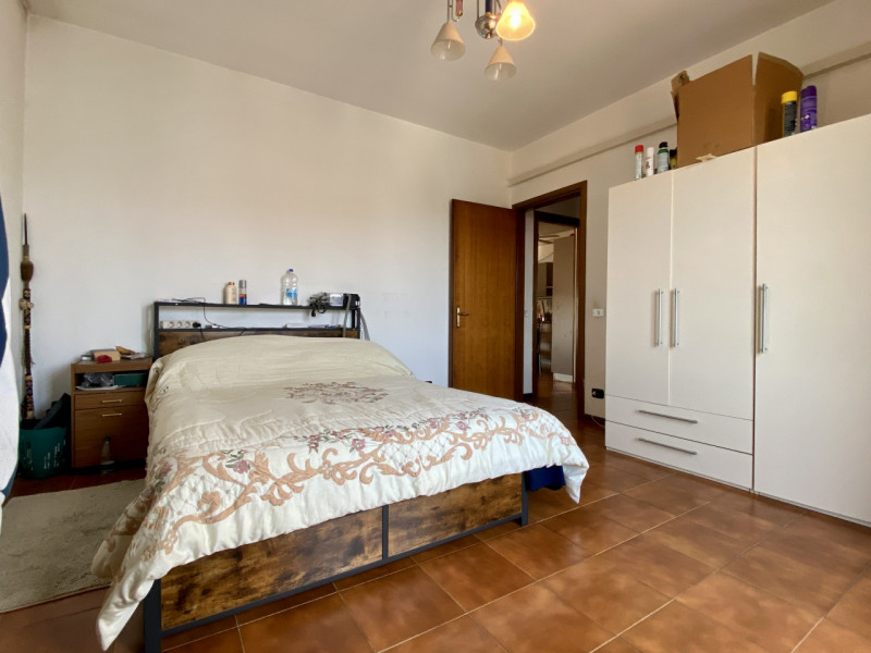 Proponiamo in vendita a Lerino, in un contesto residenziale tranquillo e ben abitato, un ampio e ...