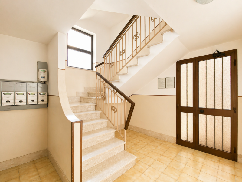 Proponiamo in vendita a Lerino, in un contesto residenziale tranquillo e ben abitato, un ampio e ...