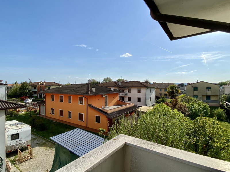 Proponiamo in vendita a Lerino, in un contesto residenziale tranquillo e ben abitato, un ampio e ...