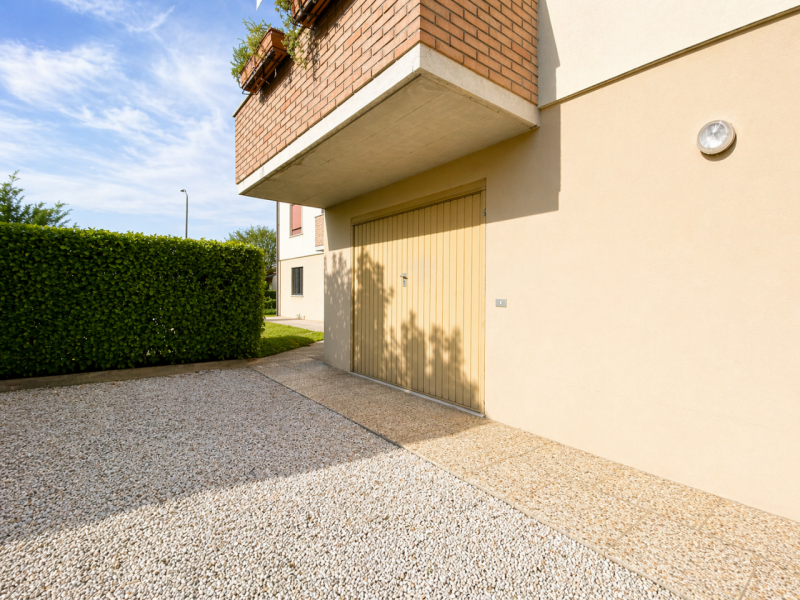 Proponiamo in vendita a Lerino, in un contesto residenziale tranquillo e ben abitato, un ampio e ...