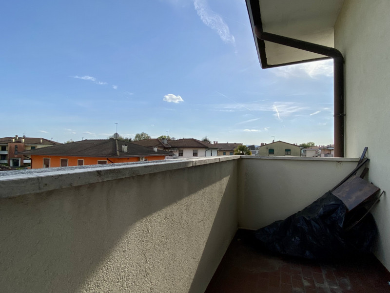 Proponiamo in vendita a Lerino, in un contesto residenziale tranquillo e ben abitato, un ampio e ...