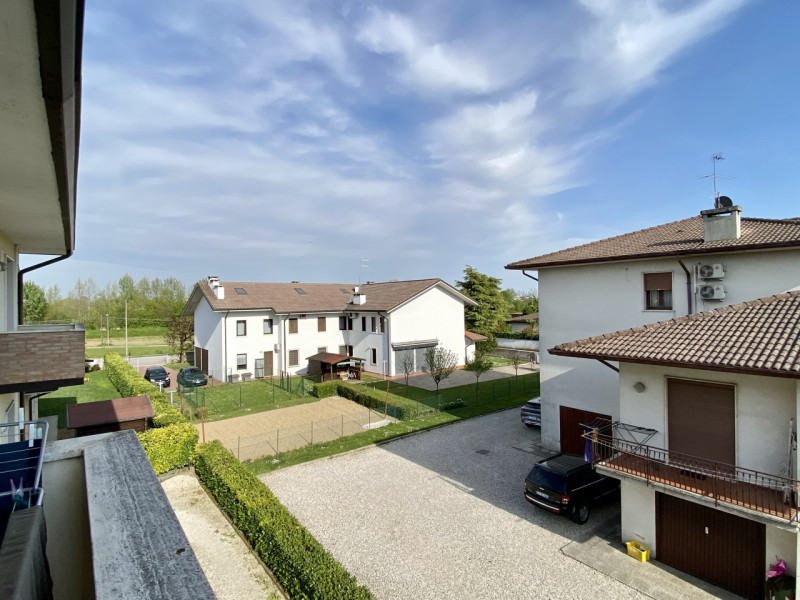 Proponiamo in vendita a Lerino, in un contesto residenziale tranquillo e ben abitato, un ampio e ...