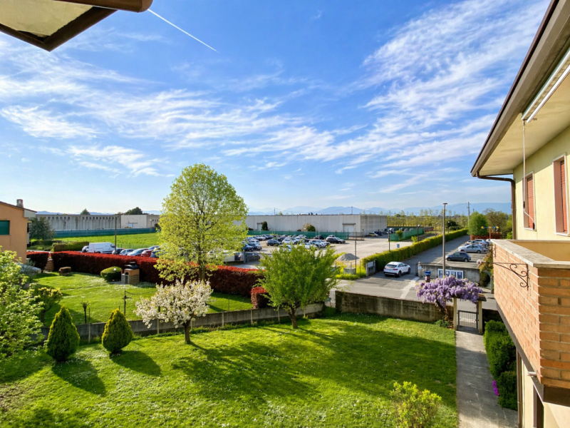 Proponiamo in vendita a Lerino, in un contesto residenziale tranquillo e ben abitato, un ampio e ...