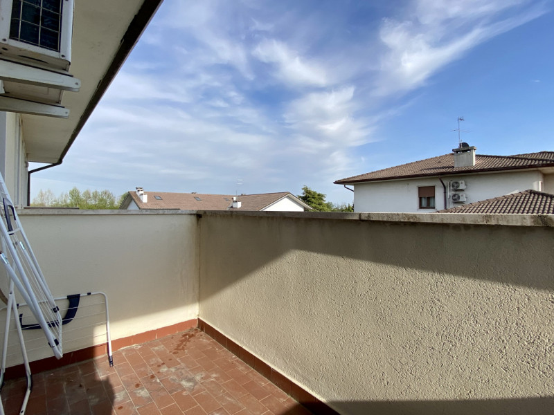 Proponiamo in vendita a Lerino, in un contesto residenziale tranquillo e ben abitato, un ampio e ...