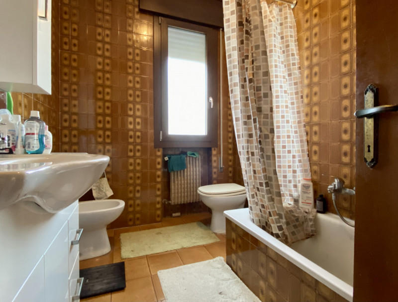 Proponiamo in vendita a Lerino, in un contesto residenziale tranquillo e ben abitato, un ampio e ...