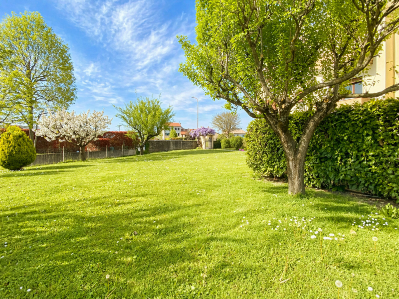 Proponiamo in vendita a Lerino, in un contesto residenziale tranquillo e ben abitato, un ampio e ...