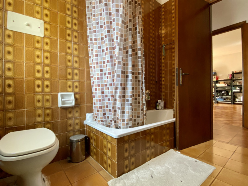 Proponiamo in vendita a Lerino, in un contesto residenziale tranquillo e ben abitato, un ampio e ...