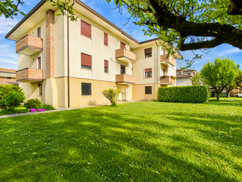 Proponiamo in vendita a Lerino, in un contesto residenziale tranquillo e ben abitato, un ampio e ...