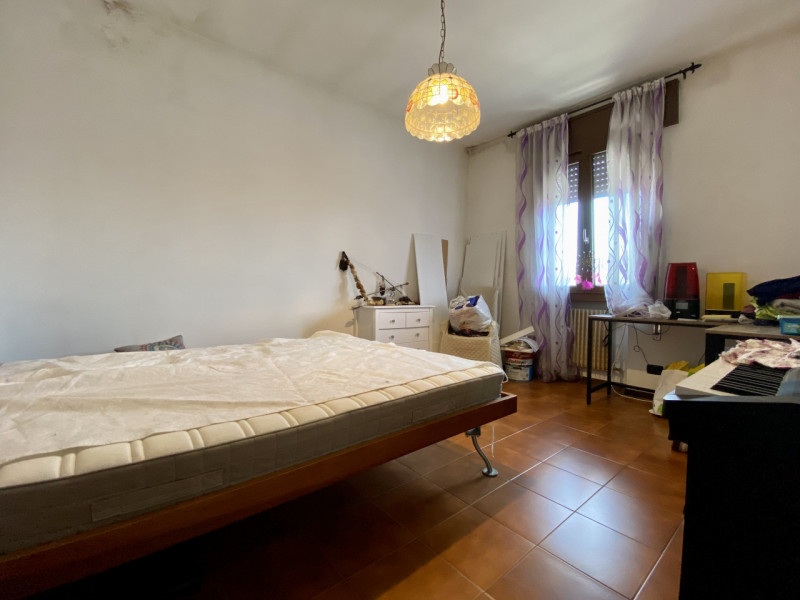 Proponiamo in vendita a Lerino, in un contesto residenziale tranquillo e ben abitato, un ampio e ...