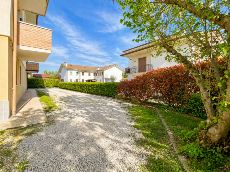 Proponiamo in vendita a Lerino, in un contesto residenziale tranquillo e ben abitato, un ampio e ...