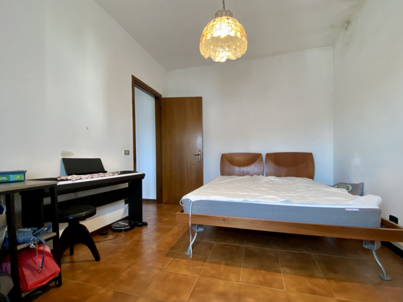 Proponiamo in vendita a Lerino, in un contesto residenziale tranquillo e ben abitato, un ampio e ...