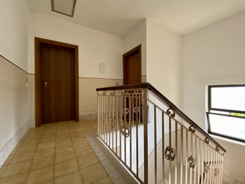 Proponiamo in vendita a Lerino, in un contesto residenziale tranquillo e ben abitato, un ampio e ...