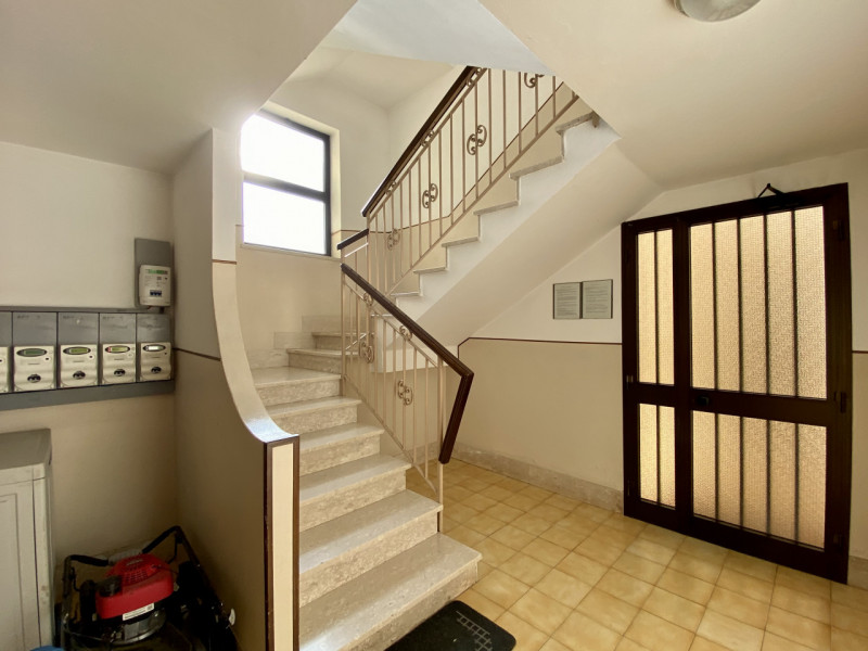 Proponiamo in vendita a Lerino, in un contesto residenziale tranquillo e ben abitato, un ampio e ...