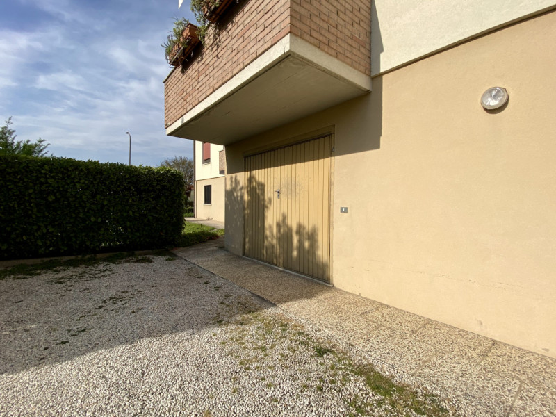 Proponiamo in vendita a Lerino, in un contesto residenziale tranquillo e ben abitato, un ampio e ...