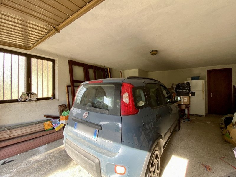 Proponiamo in vendita a Lerino, in un contesto residenziale tranquillo e ben abitato, un ampio e ...