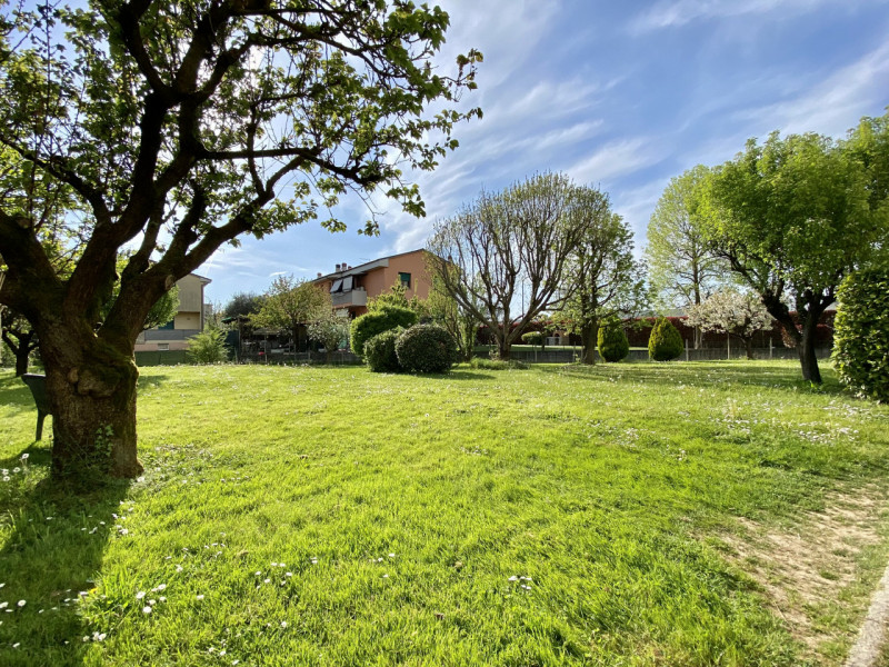 Proponiamo in vendita a Lerino, in un contesto residenziale tranquillo e ben abitato, un ampio e ...