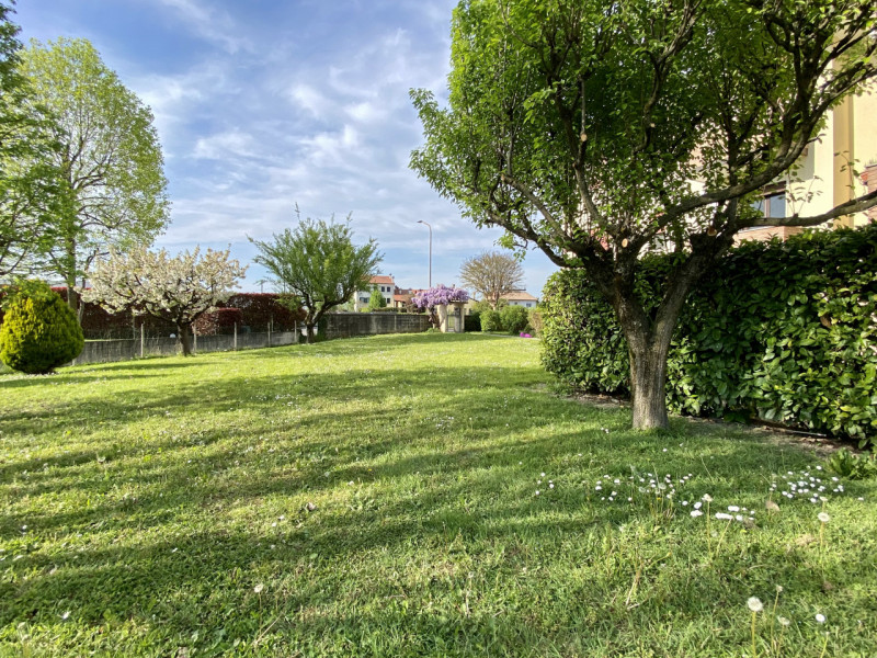 Proponiamo in vendita a Lerino, in un contesto residenziale tranquillo e ben abitato, un ampio e ...