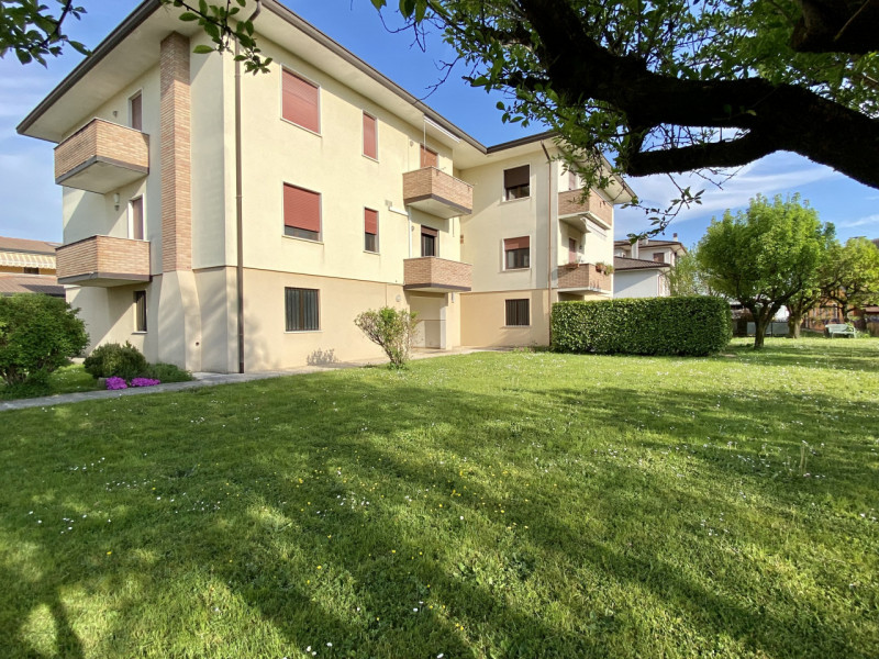 Proponiamo in vendita a Lerino, in un contesto residenziale tranquillo e ben abitato, un ampio e ...