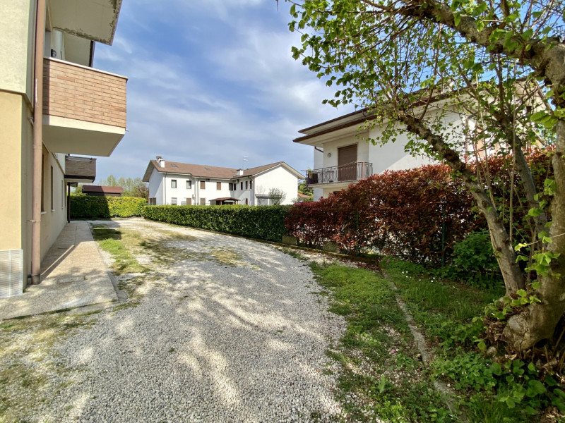 Proponiamo in vendita a Lerino, in un contesto residenziale tranquillo e ben abitato, un ampio e ...