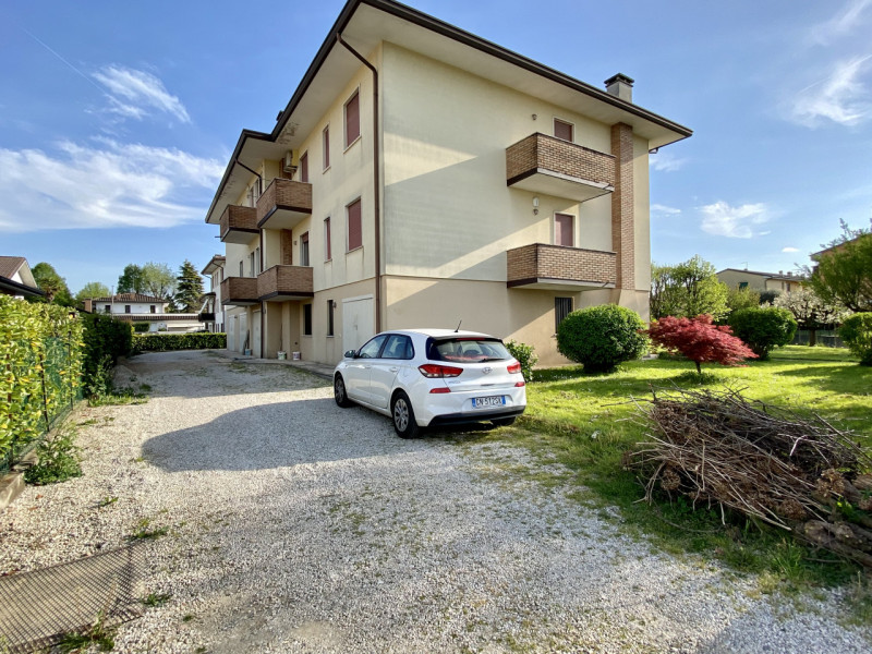 Proponiamo in vendita a Lerino, in un contesto residenziale tranquillo e ben abitato, un ampio e ...