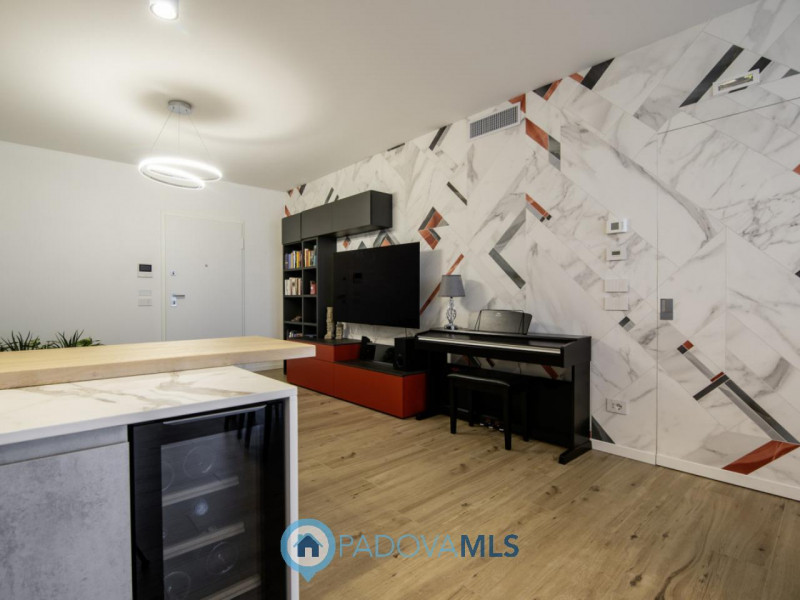 Mestrino: In quartiere residenziale nel cuore di Mestrino proponiamo un'attico composto da un'amp...