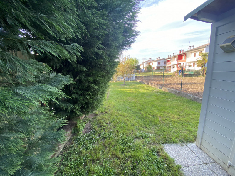 Nel cuore del centro storico di Caldogno, proponiamo in vendita una splendida porzione centrale d...
