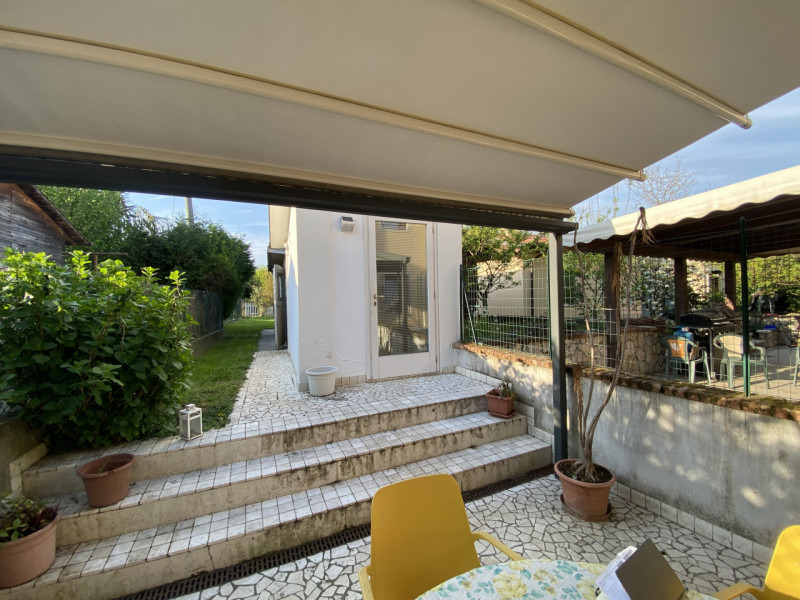 Nel cuore del centro storico di Caldogno, proponiamo in vendita una splendida porzione centrale d...