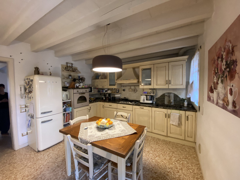 Nel cuore del centro storico di Caldogno, proponiamo in vendita una splendida porzione centrale d...