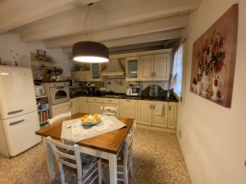 Nel cuore del centro storico di Caldogno, proponiamo in vendita una splendida porzione centrale d...