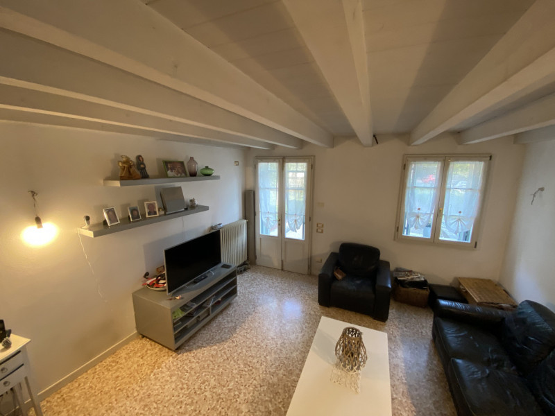 Nel cuore del centro storico di Caldogno, proponiamo in vendita una splendida porzione centrale d...