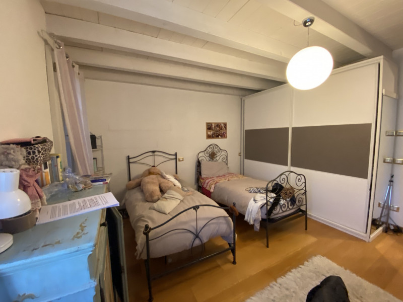 Nel cuore del centro storico di Caldogno, proponiamo in vendita una splendida porzione centrale d...