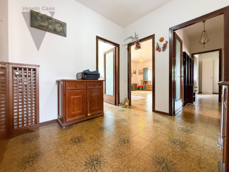 NOVENTA PADOVANA -  3 CAMERE PIANO INTERMEDIO
In zona residenziale tranquilla e servitissima di N...