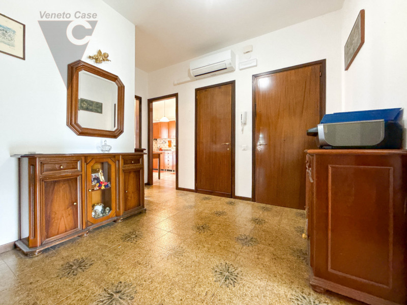 NOVENTA PADOVANA -  3 CAMERE PIANO INTERMEDIO
In zona residenziale tranquilla e servitissima di N...