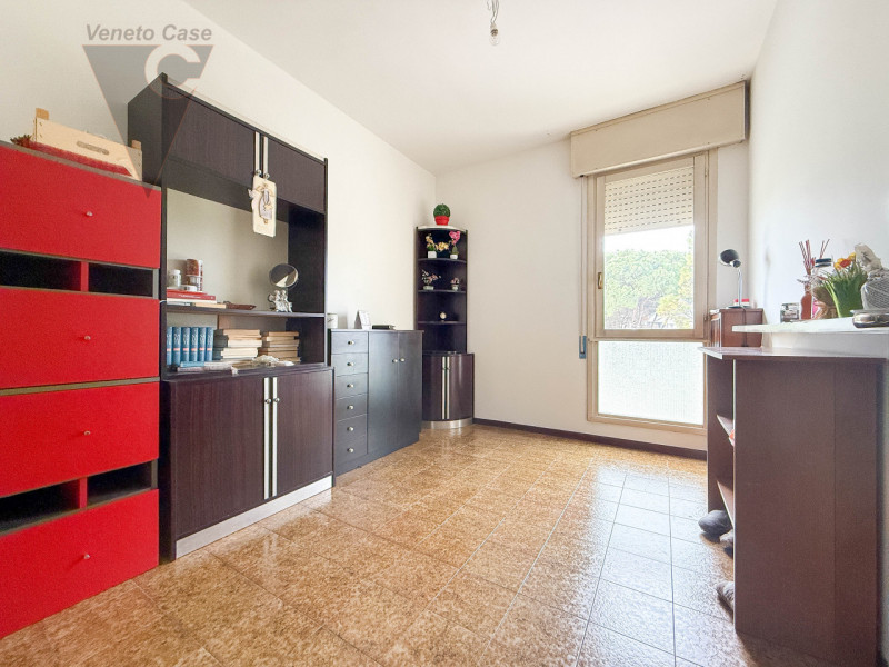 NOVENTA PADOVANA -  3 CAMERE PIANO INTERMEDIO
In zona residenziale tranquilla e servitissima di N...