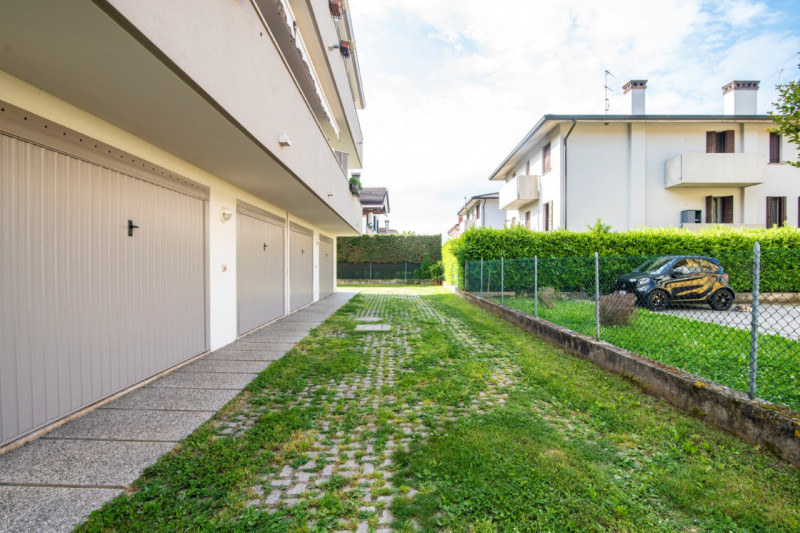 A San Biagio di Teolo proponiamo in vendita un accogliente e funzionale bicamere, ideale per chi ...